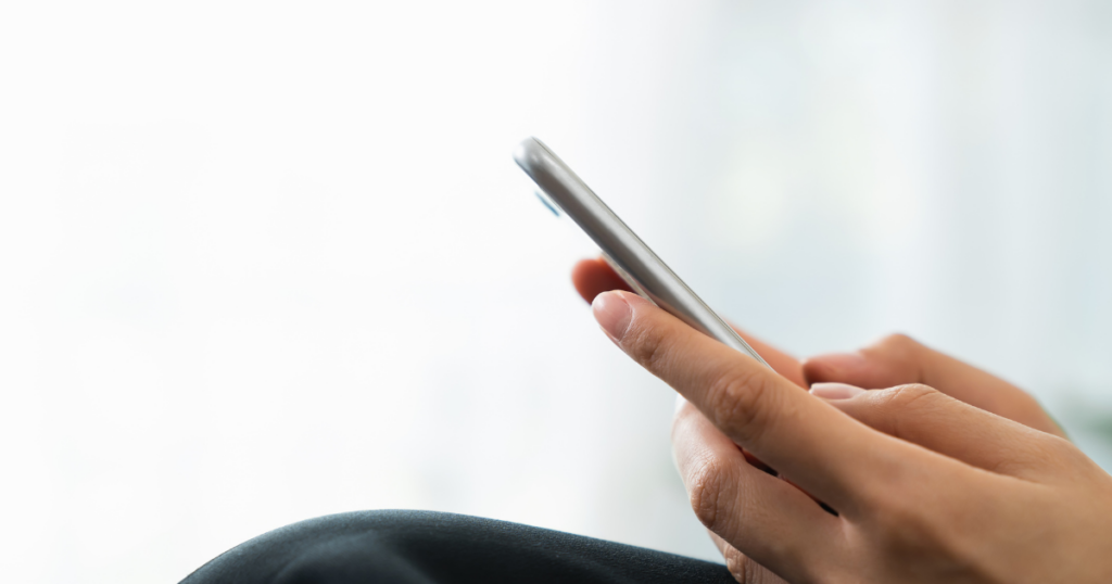 Person die am Smartphone professionelle online präsenz überarbeitet